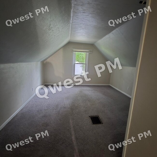 Building Photo - 1127 Eastmont Dr SE