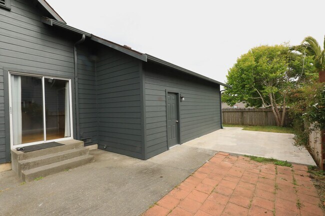 Building Photo - Spacious 3/2 in quiet neighborhood