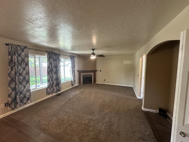 Building Photo - "Spacious 4-Bedroom Gem with 2.5 Bathrooms...