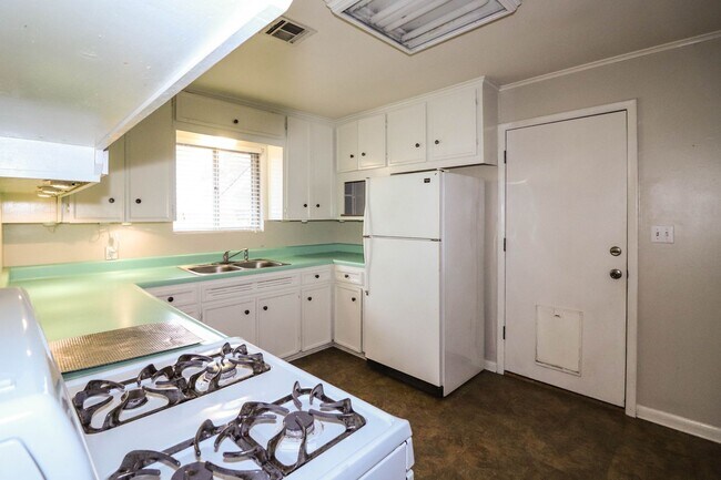 Building Photo - Darling 3 Bedroom With Hardwood Floors!