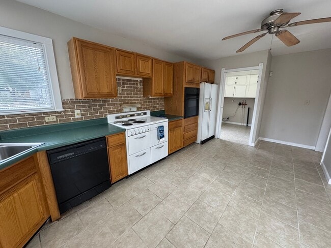 Building Photo - Charming 2 Bed, 1.5 Bath House with Ample ...