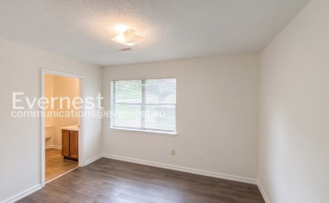 Building Photo - 2 Bed/1.5 Bath Home with Off-Street Parking / Pet-Friendly / Available Now!
