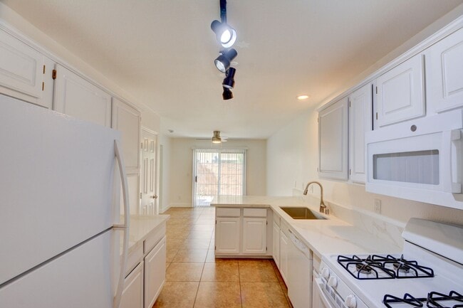 Building Photo - Renovated and Modern. This fantastic 2br in a gated community in Silverado Ranch has all the amen...