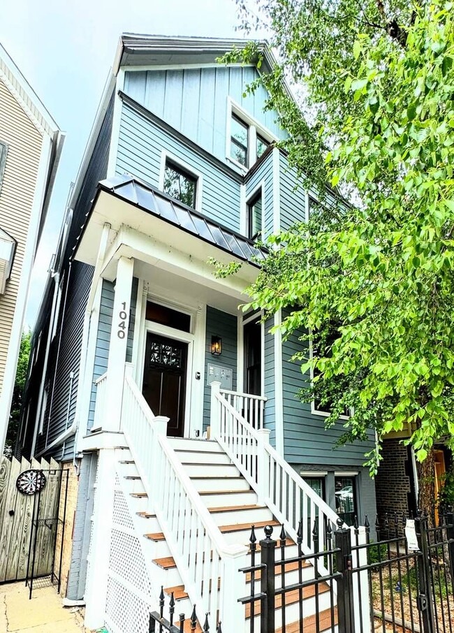 Building Photo - 1040 W Roscoe St