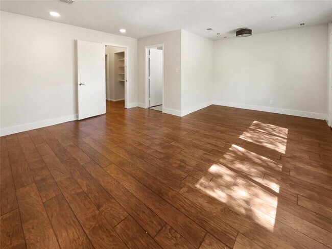 Building Photo - 6823 Greenway Chase St