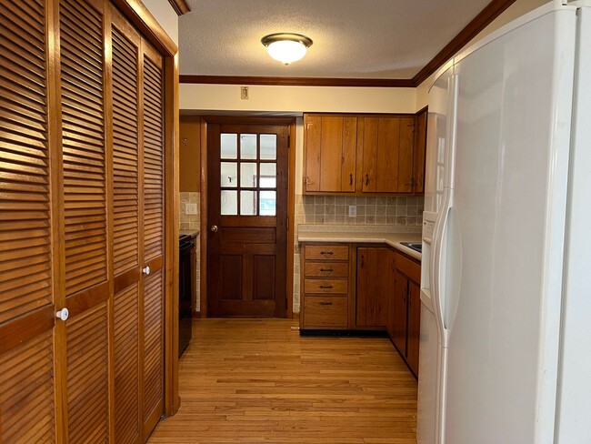 Building Photo - 3 Bedroom / 1 bathroom single family house