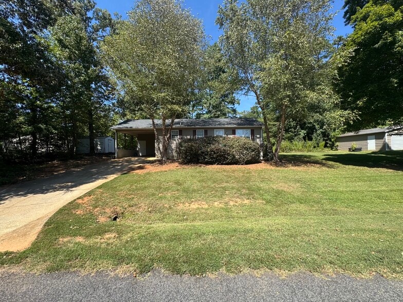 Covered carport - 1740 Shoreline Dr