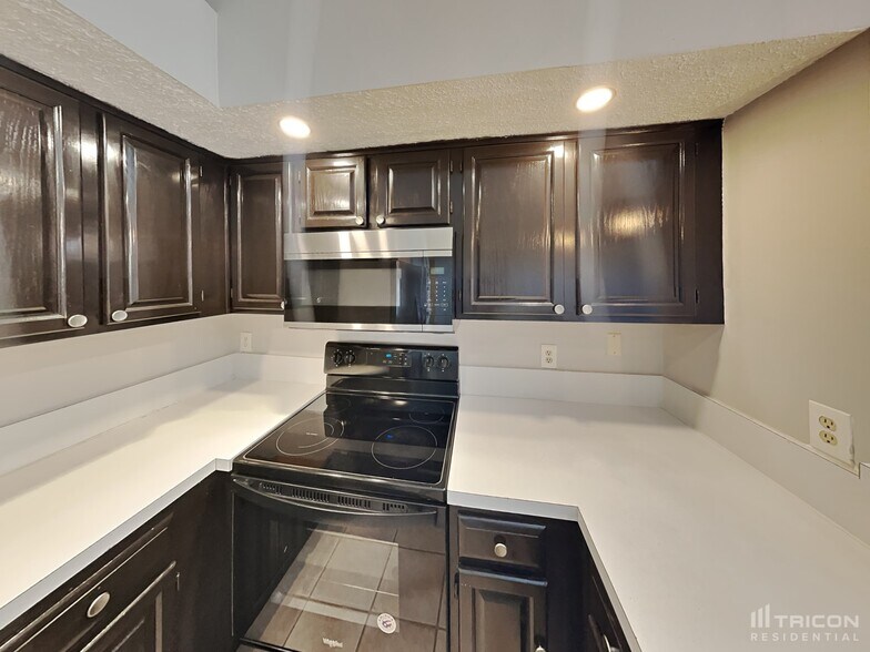 Building Photo - 7727 Mystic Point Ct W