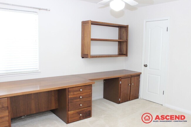 Building Photo - Spacious 4 Bed / 2 Bath Home with Pool & Fireplace in Northwest Bakersfield (93312)