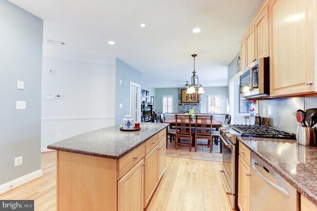 Building Photo - 2945 Oakton Knoll Ct