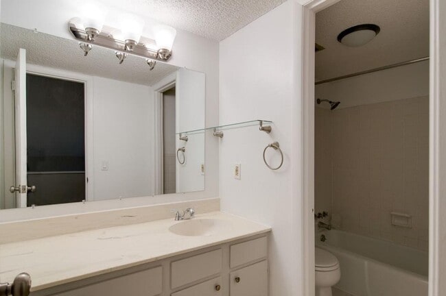 Building Photo - Awesome 1.5-bath condo in Bellevue featuring a private patio overlooking expansive green space.