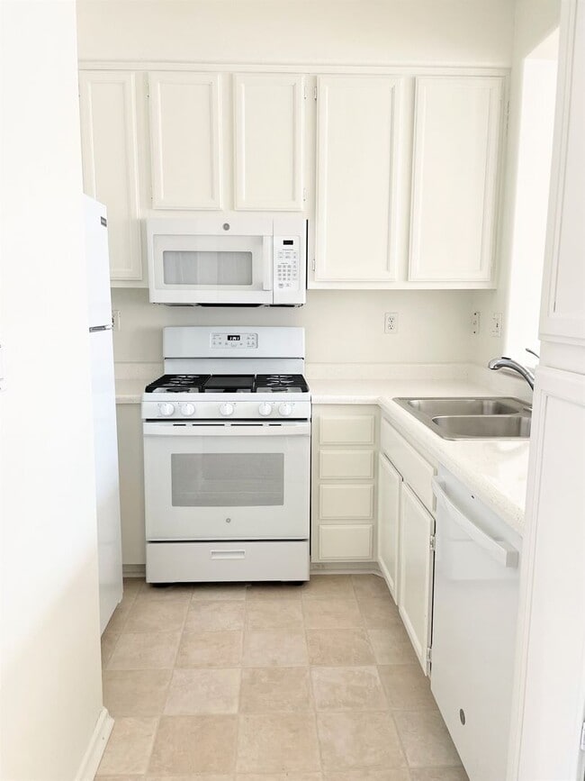 Building Photo - Beautiful Townhome in Rancho Carrillo!