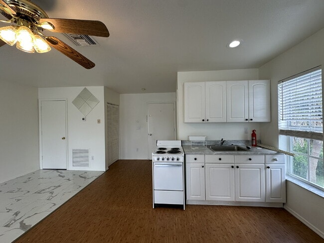 Building Photo - "Cozy 700 Sq Ft Studio with Full Bath in V...