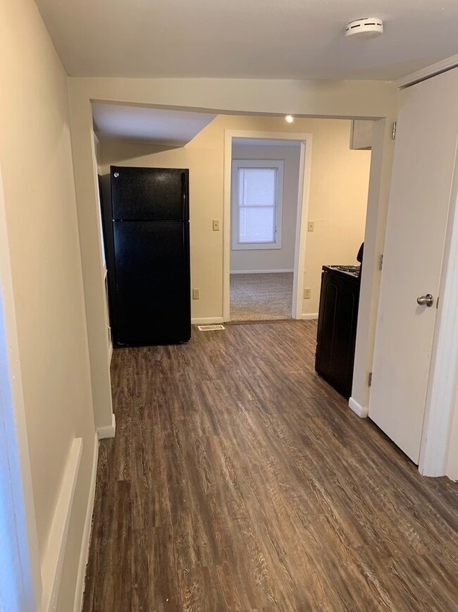 Building Photo - Updated and Spacious 2 Bedroom Home!