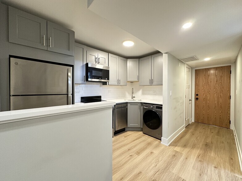 Building Photo - 1214 N La Salle Dr