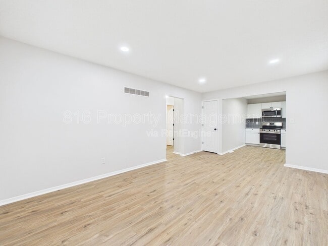 Building Photo - 100 S Oxford Ave