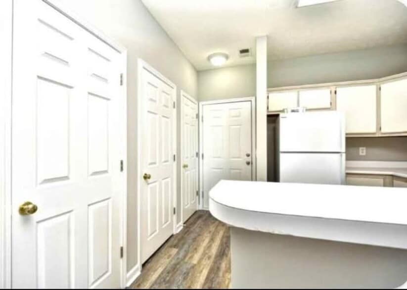 Building Photo - 498 River Oaks Dr