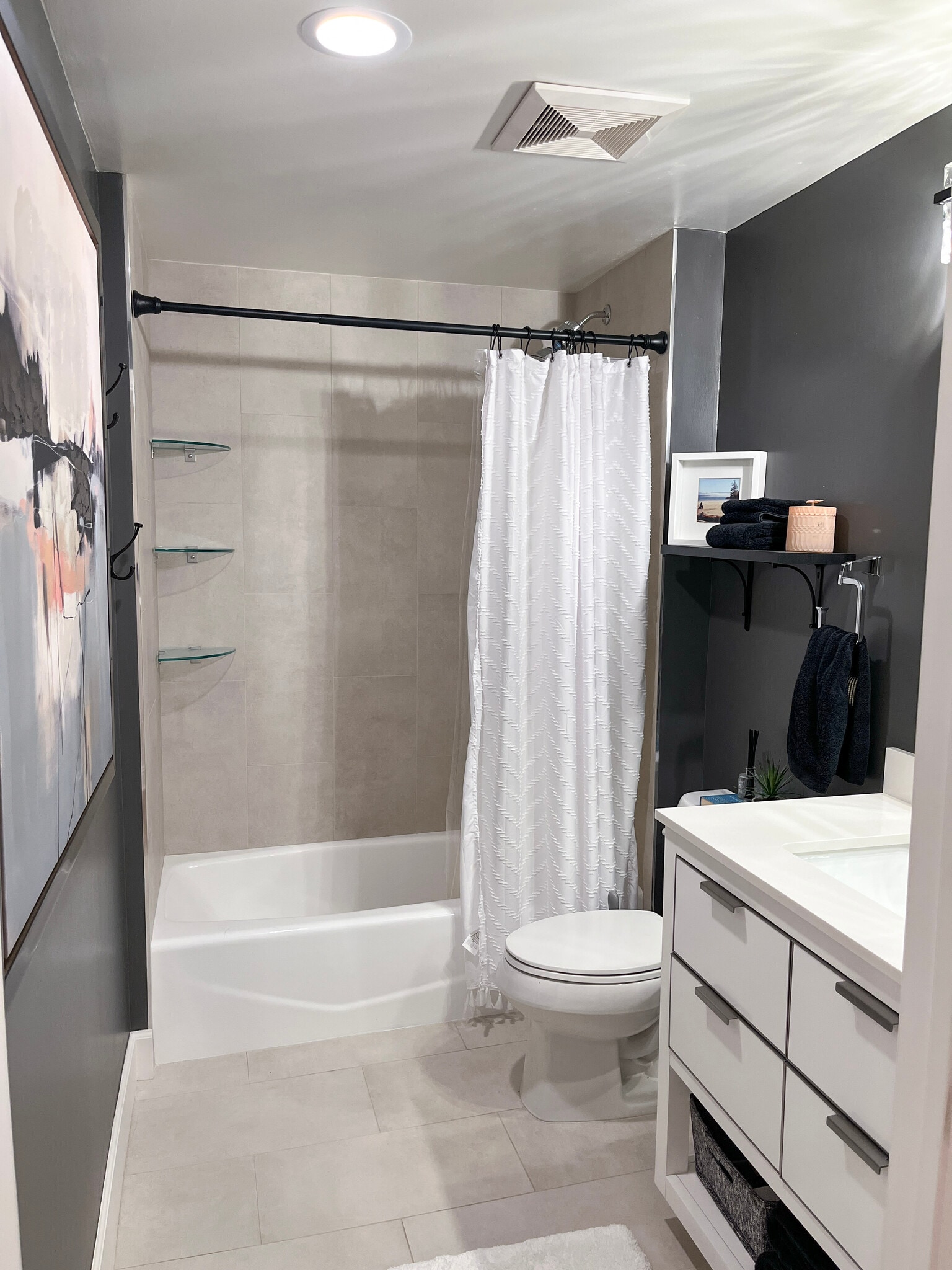 fully renovated bathroom (2023) - 5037 Rosewood Ave