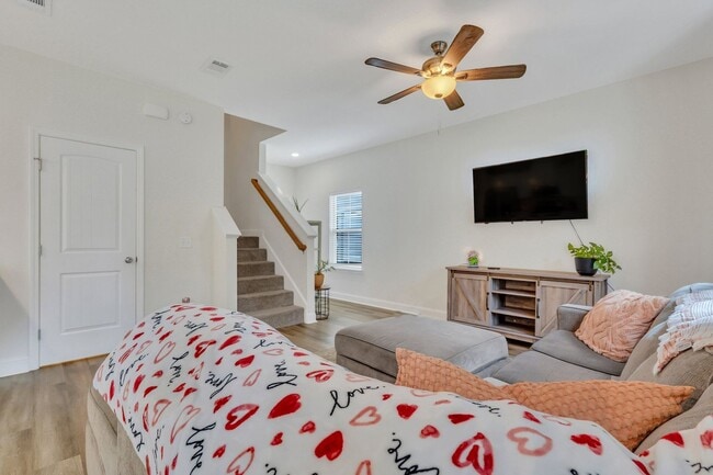 Building Photo - AVAILABLE NOVEMBER (PET FRIENDLY)