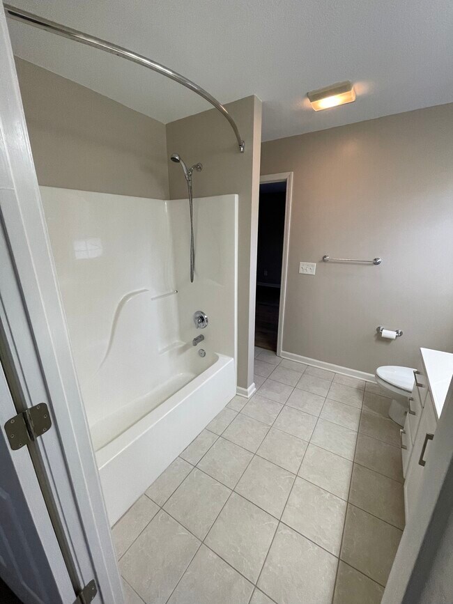 Upstairs bathroom - 33 Cherokee Ridge Ct