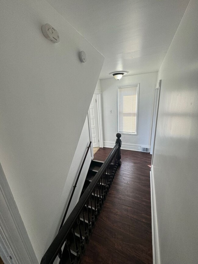 Building Photo - Spacious 4-Bed 2-Bath House!!