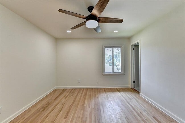 Building Photo - 6085 Glenridge Dr