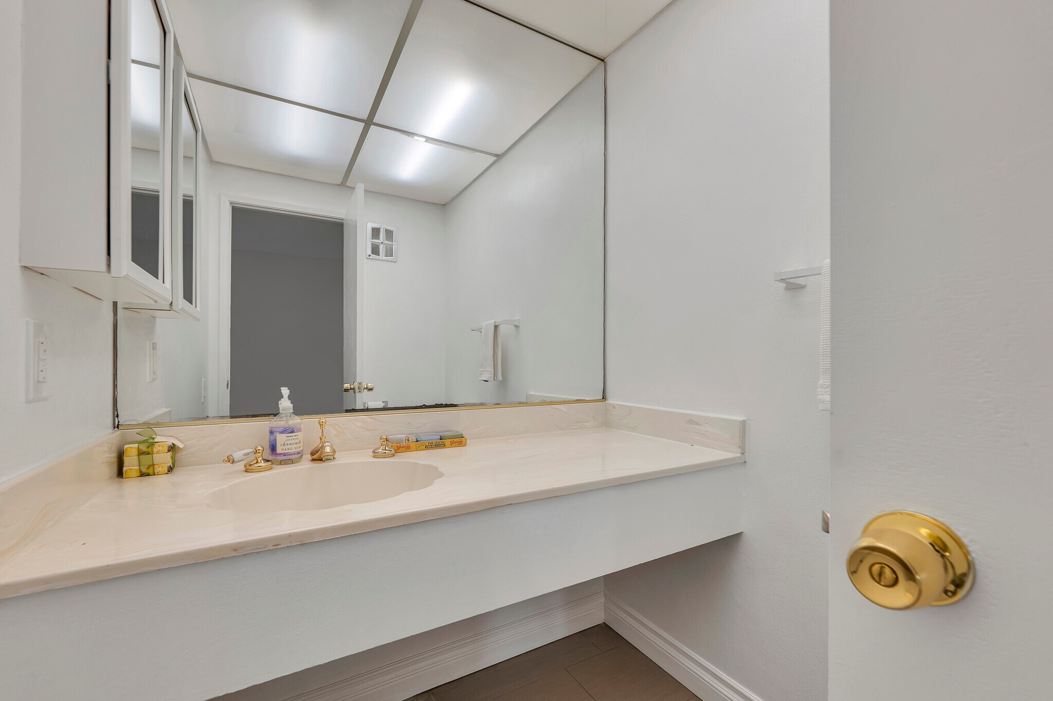 Discreet powder room - 4352 Park Corona