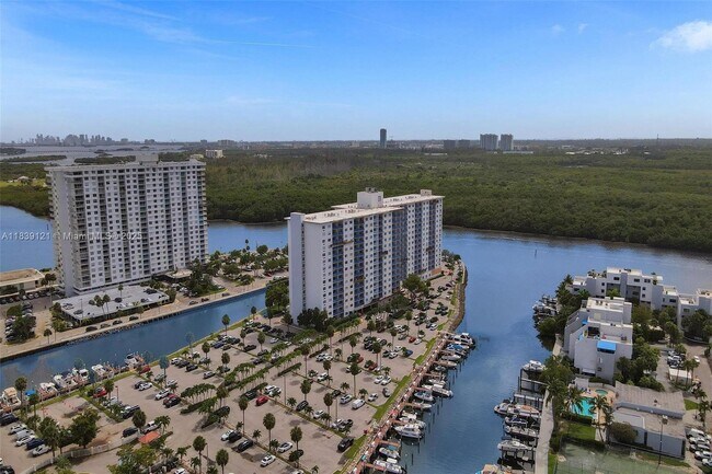 Building Photo - 400 Kings Point Dr