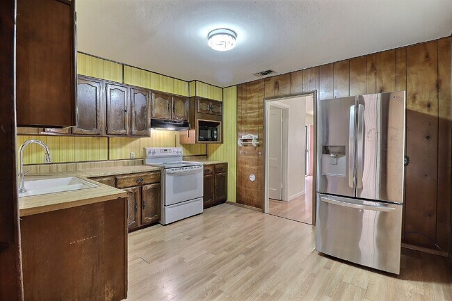 Building Photo - 4 Bedrooms and a Bonus Room + Move In Ready Package with Washer, Dryer and Refrigerator