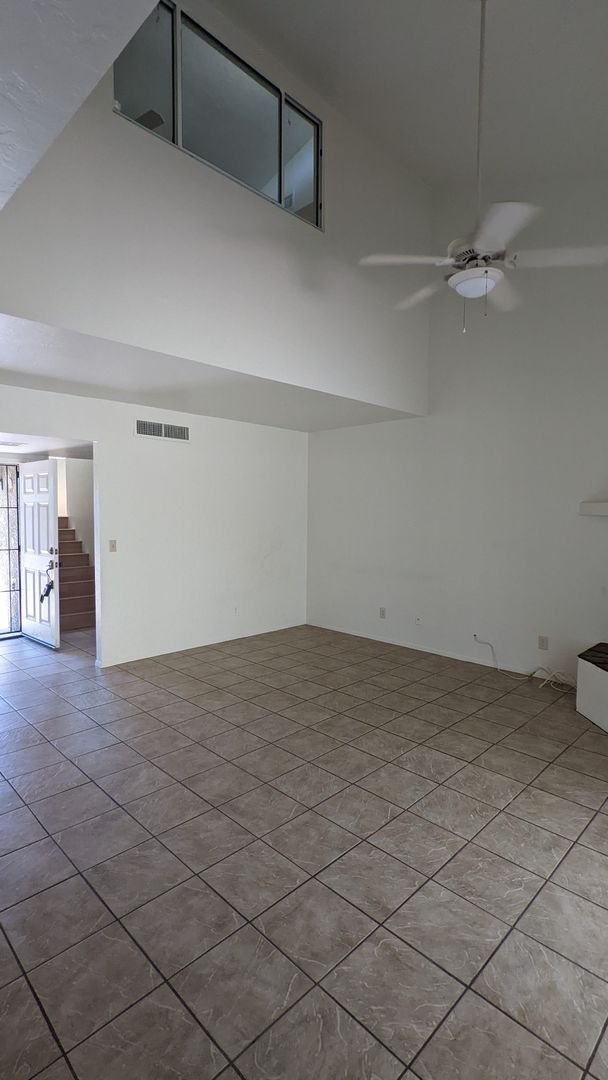 Building Photo - Beautiful Townhouse - 3 bed & 2 bath in Gr...