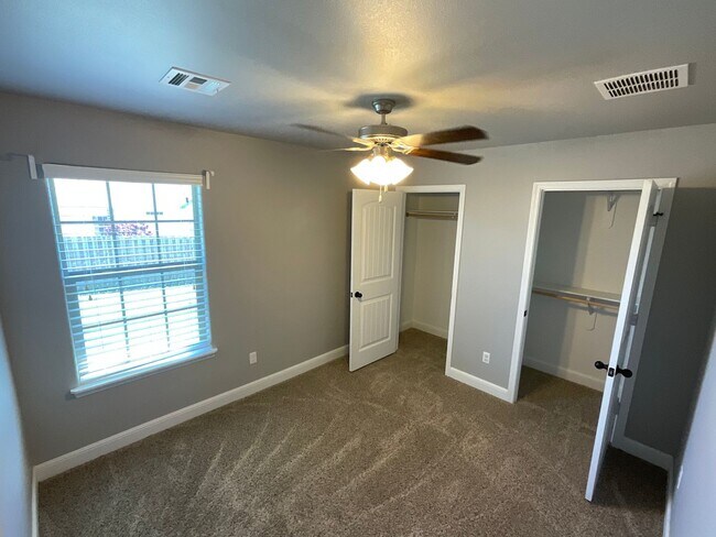 Building Photo - COMING SOON: Beautiful 3BR/2BA Home in Jop...