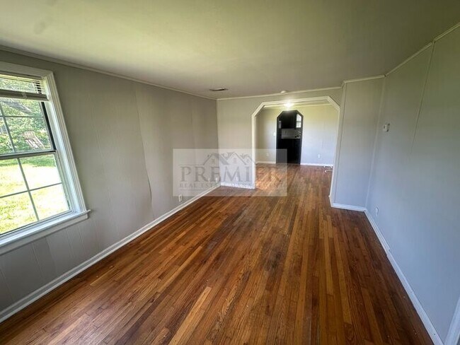 Building Photo - 10005 E 53rd St, Raytown, MO 64133- 3 bd / 1 ba house in Raytown Rent $1250