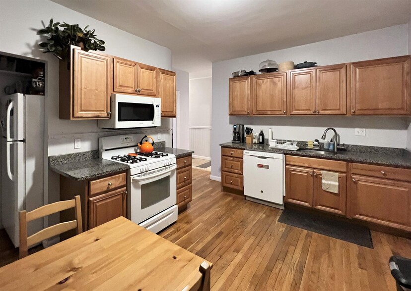 Primary Photo - 54 Beacon St