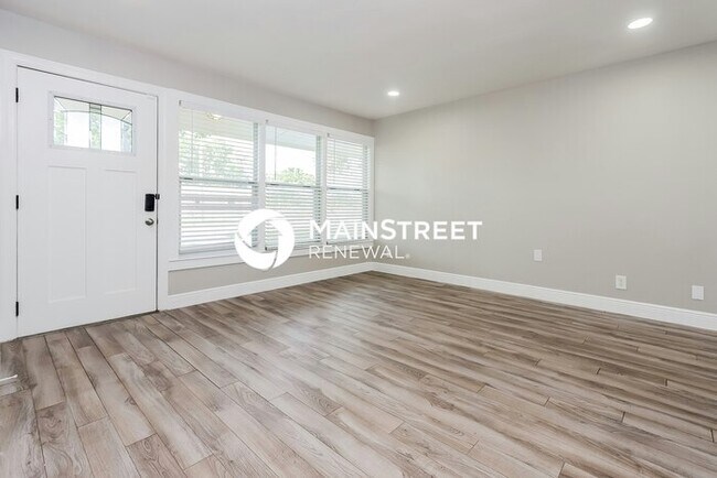 Building Photo - 4 Bedroom Pet-Friendly Home in Tampa, FL with Main Street Renewal