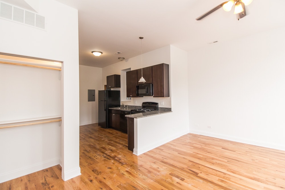 Building Photo - 1704 W Sunnyside Ave