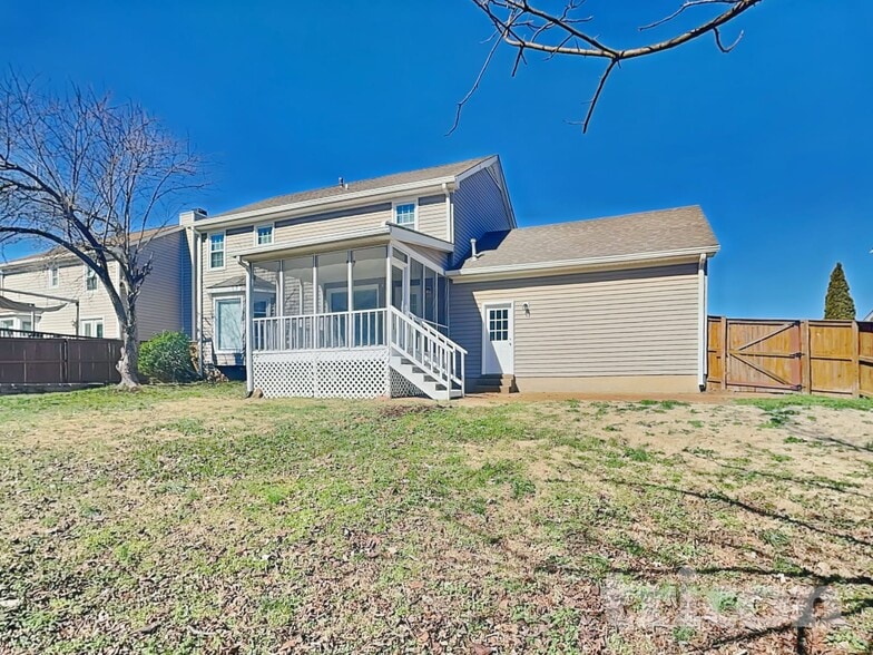 Building Photo - 2113 Putnam Ln