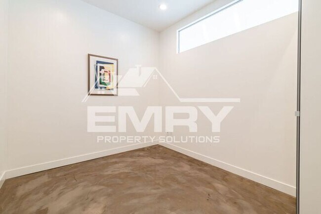 Building Photo - Prime Commercial Office Space Available Beverly Blvd Los Angeles