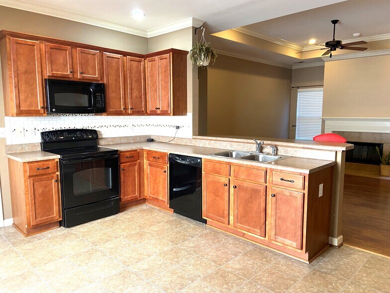 Building Photo - 422 Holland Lakes Dr N