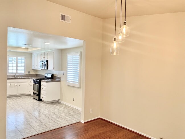 Building Photo - 300 Los Padres Ln