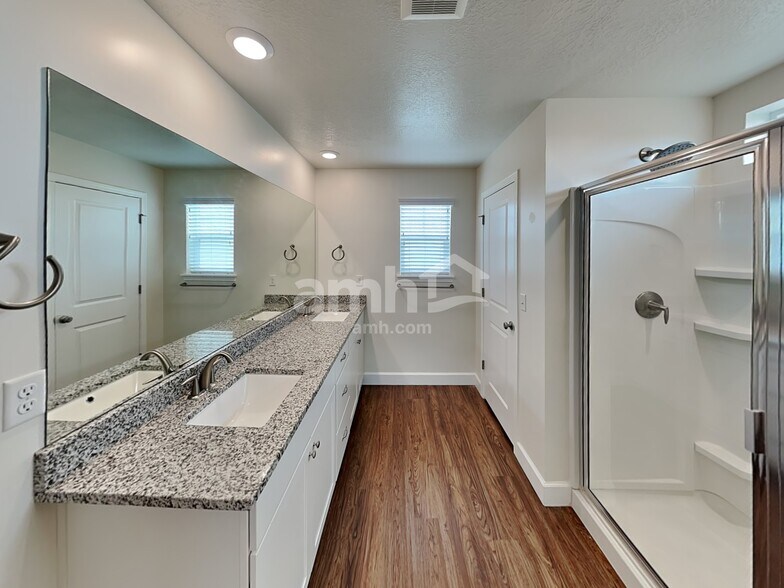 Building Photo - 3003 E S Village Dr