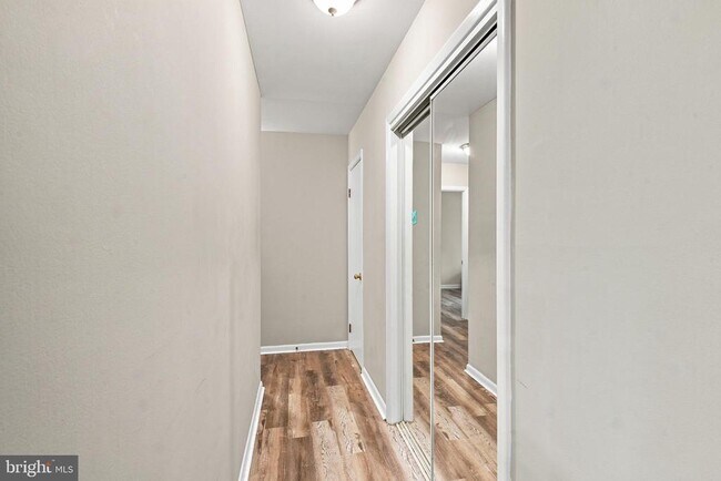 Building Photo - 3814 Lyndhurst Dr