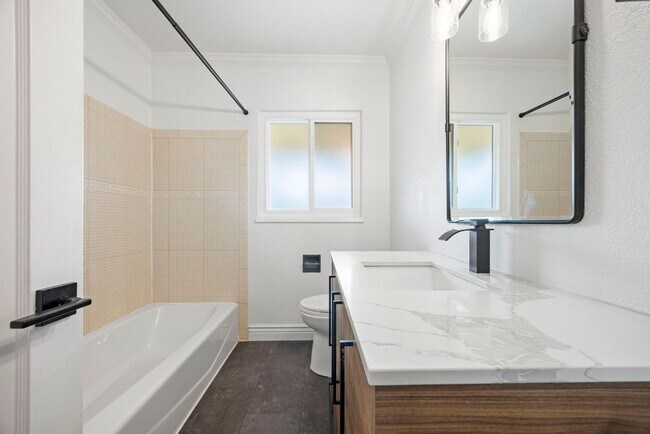 Building Photo - Stunning 2-Bed, 1-Bath Condo in the Heart ...