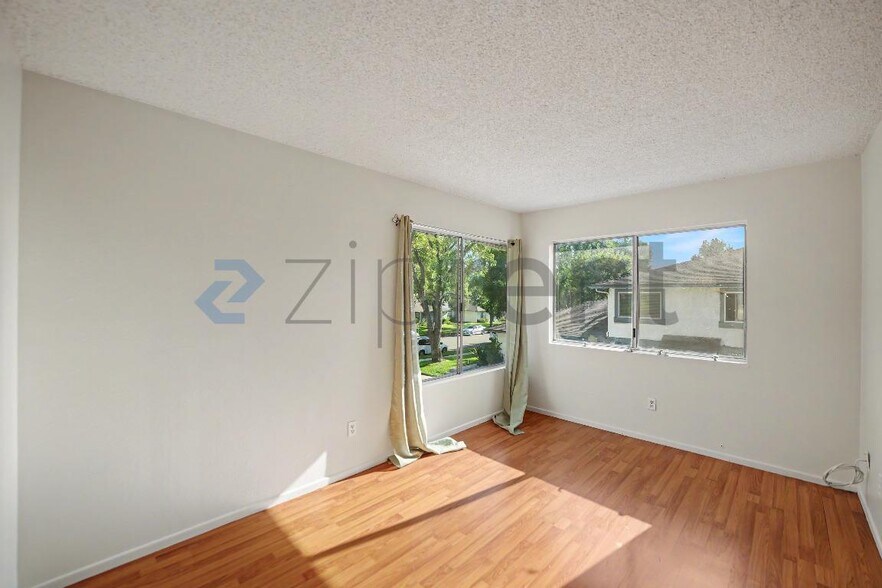 Building Photo - Unit 3