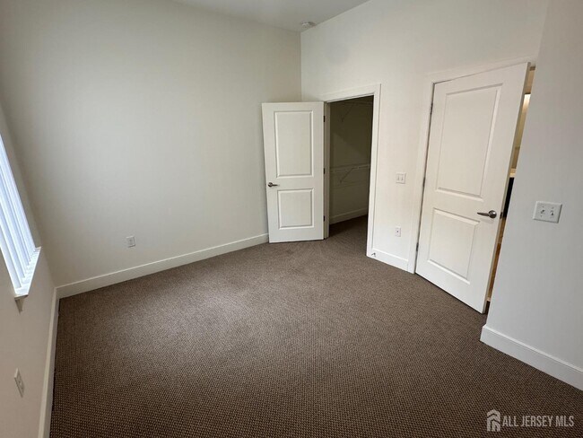 Building Photo - 88 Roosevelt Ave