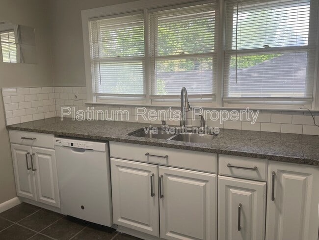Building Photo - 3485 Maplehurst Dr