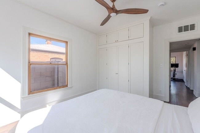 Building Photo - Rare 2 Bed 2 Bath Remolded Home in FQ Hist...