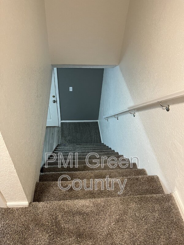 Building Photo - 404 E Redwood St