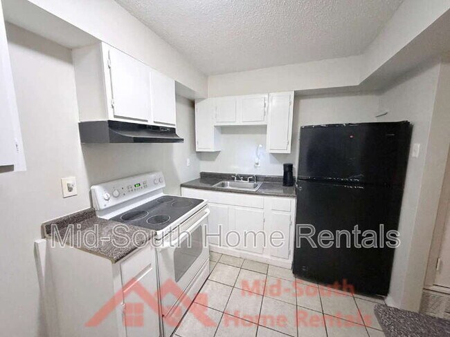 Building Photo - 642 Safari Dr