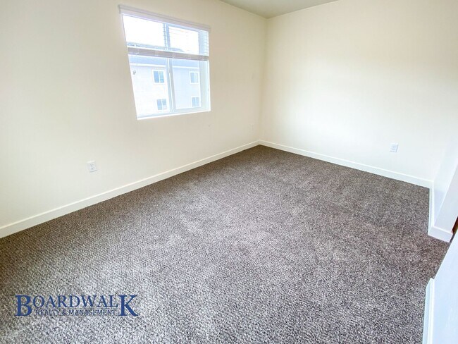 Building Photo - Stunning 3 Bed Townhome in Herriman