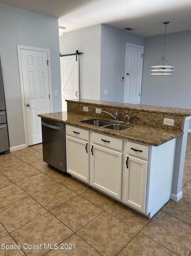 Building Photo - 2545 Revolution St